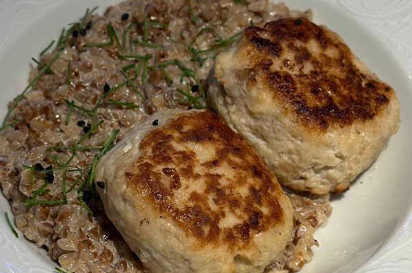 Фото Куриные котлеты со сливочной гречкой