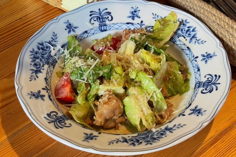 Фото Салат с куриным филе и беконом под сливочным соусом