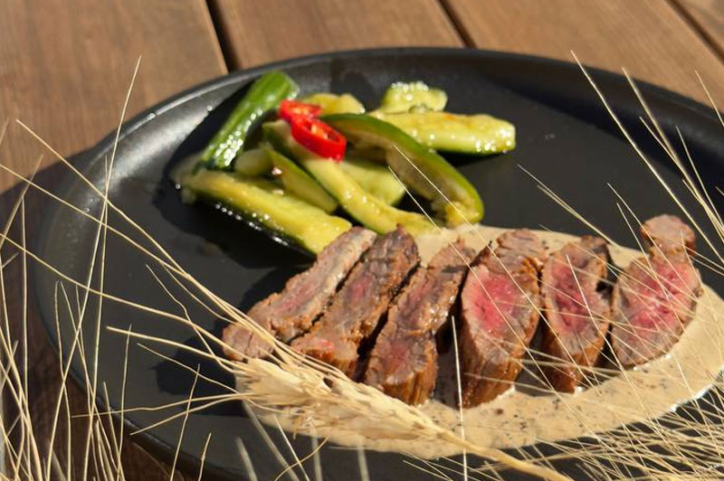Фото Стейк фланк с перечным соусом и битыми огурцами