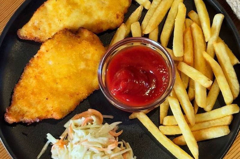 Фото Шницель куриный с картофелем фри и соусом ростбиф