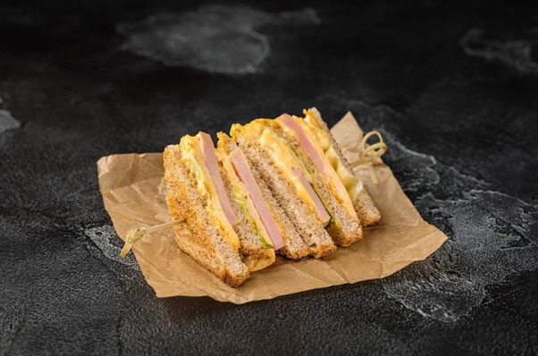 Фото Сэндвич с курицей и беконом